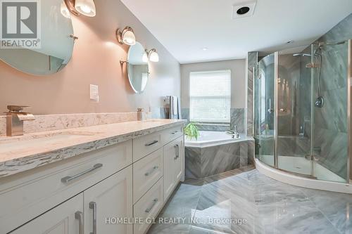 10 Douglas Place, Hamilton, ON - Indoor Photo Showing Bathroom