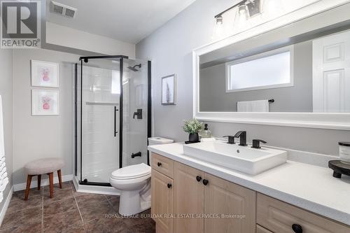 25 Evergreens Dr, Grimsby, ON - Indoor Photo Showing Bathroom