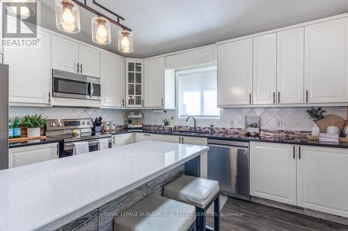 25 Evergreens Drive, Grimsby, ON - Indoor Photo Showing Kitchen With Upgraded Kitchen