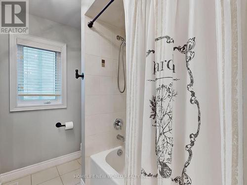 15 Magdalan Cres, Richmond Hill, ON - Indoor Photo Showing Bathroom