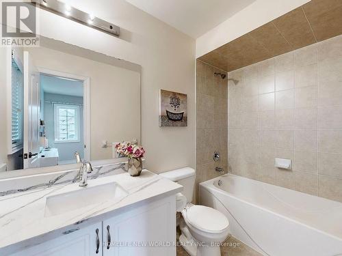 15 Magdalan Cres, Richmond Hill, ON - Indoor Photo Showing Bathroom