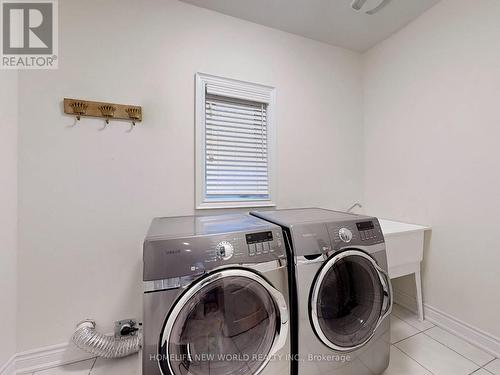 15 Magdalan Cres, Richmond Hill, ON - Indoor Photo Showing Laundry Room