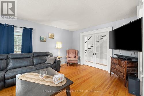 397 Mara Rd, Brock, ON - Indoor Photo Showing Living Room