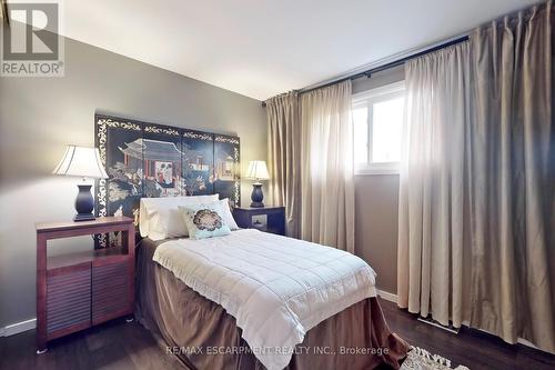 #76 -5475 Lakeshore Rd, Burlington, ON - Indoor Photo Showing Bedroom
