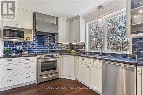 1379 Willowdown Rd, Oakville, ON - Indoor Photo Showing Kitchen With Upgraded Kitchen