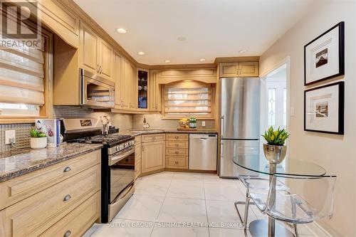 65 Roberts Crescent, Brampton, ON - Indoor Photo Showing Kitchen With Upgraded Kitchen
