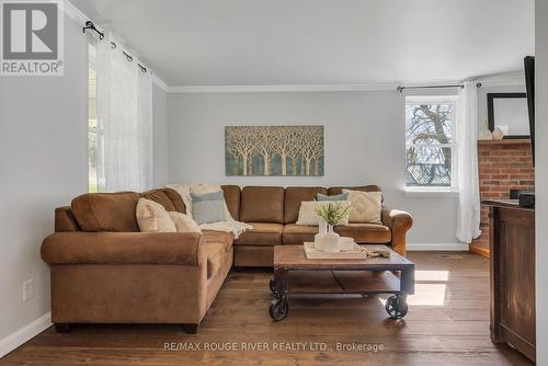 3866 Harwood Rd, Hamilton Township, ON - Indoor Photo Showing Living Room