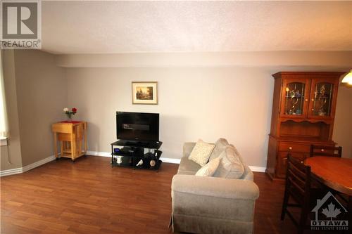 80 Sandcastle Drive Unit#505, Ottawa, ON - Indoor Photo Showing Living Room