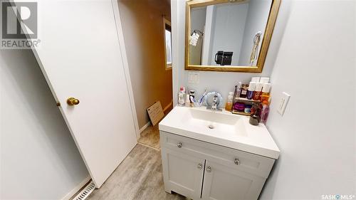 15 Frere Street, Kindersley, SK - Indoor Photo Showing Bathroom
