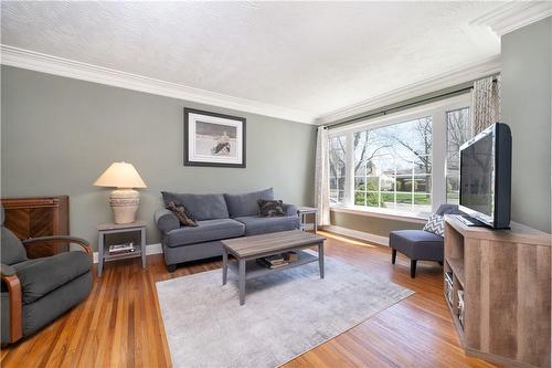 17 Rosemount Drive, Welland, ON - Indoor Photo Showing Living Room