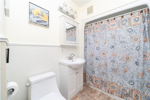 17 Rosemount Drive, Welland, ON - Indoor Photo Showing Bathroom