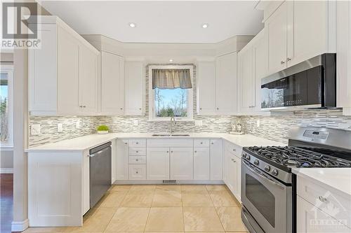 158 Wilbert Cox Drive, Ottawa, ON - Indoor Photo Showing Kitchen With Upgraded Kitchen