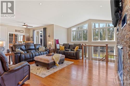 158 Wilbert Cox Drive, Ottawa, ON - Indoor Photo Showing Living Room