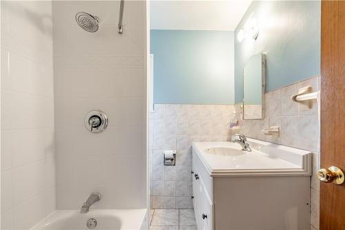 68 Gage Avenue N, Hamilton, ON - Indoor Photo Showing Bathroom
