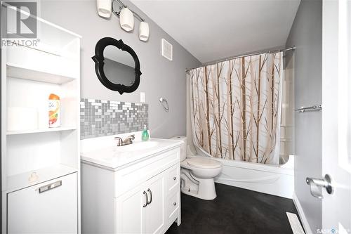 325 3Rd Street, Estevan, SK - Indoor Photo Showing Bathroom