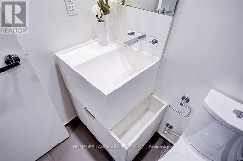 #6108 -1 Bloor St E, Toronto, ON - Indoor Photo Showing Bathroom