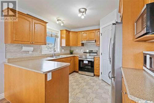 75 Briarvale Crescent, Saskatoon, SK - Indoor Photo Showing Kitchen With Double Sink
