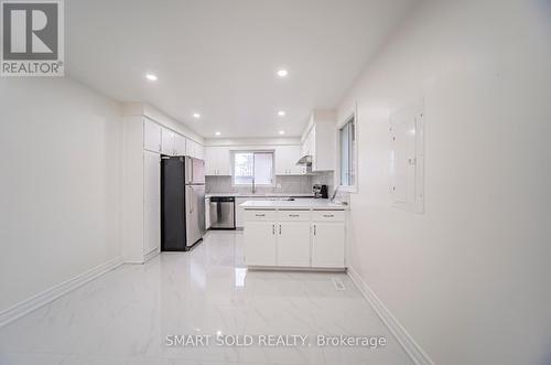 8412 Islington Ave, Vaughan, ON -  Photo Showing Kitchen