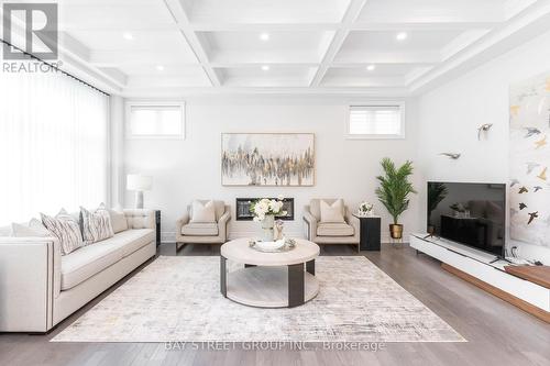 139 Milky Way Drive, Richmond Hill, ON - Indoor Photo Showing Living Room
