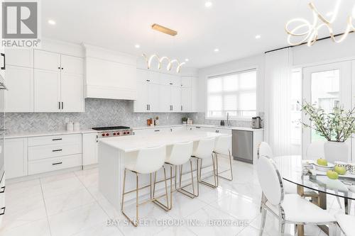 139 Milky Way Dr, Richmond Hill, ON - Indoor Photo Showing Kitchen With Upgraded Kitchen