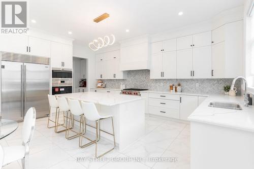 139 Milky Way Drive, Richmond Hill, ON - Indoor Photo Showing Kitchen With Upgraded Kitchen