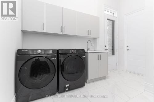 139 Milky Way Drive, Richmond Hill, ON - Indoor Photo Showing Laundry Room