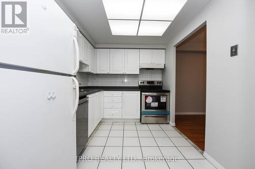 1512 - 135 Hillcrest Avenue, Mississauga, ON - Indoor Photo Showing Kitchen