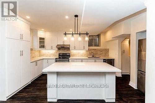 3175 Buttonbush Trail, Oakville, ON - Indoor Photo Showing Kitchen With Upgraded Kitchen