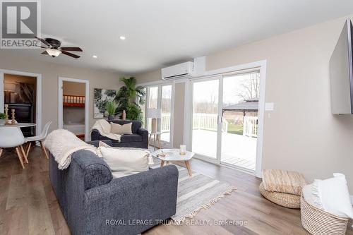 20927 Lakeside Drive, Thames Centre, ON - Indoor Photo Showing Living Room