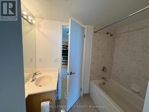 #2202 -219 Fort York Blvd, Toronto, ON - Indoor Photo Showing Bathroom