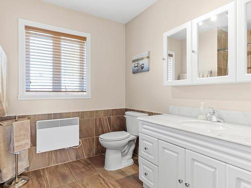 Salle de bains - 101 25E Avenue, Sainte-Barbe, QC - Indoor Photo Showing Bathroom