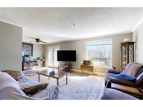 1097 Ferrier Ave, Innisfil, ON - Indoor Photo Showing Living Room