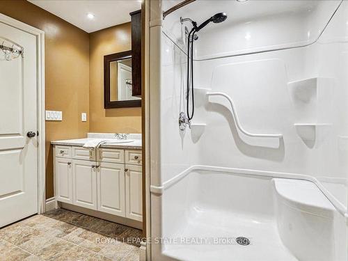 5117 Canborough Rd, West Lincoln, ON - Indoor Photo Showing Bathroom