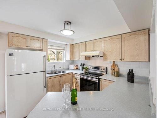 30-5525 Palmerston Cres, Mississauga, ON - Indoor Photo Showing Kitchen With Double Sink