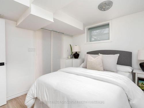 22 Hilldale Rd, Toronto, ON - Indoor Photo Showing Bedroom