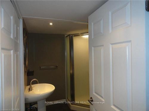 16 Chantilly St, Kitchener, ON - Indoor Photo Showing Bathroom