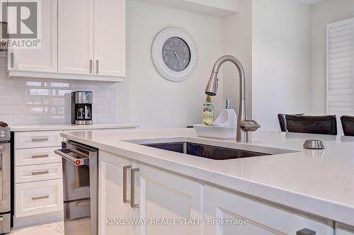 31 Compass Tr, Cambridge, ON - Indoor Photo Showing Kitchen With Upgraded Kitchen