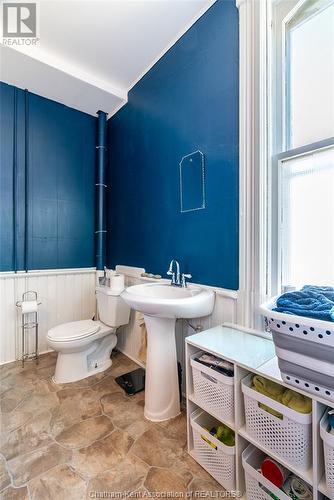 137 Main Street East, Highgate, ON - Indoor Photo Showing Bathroom