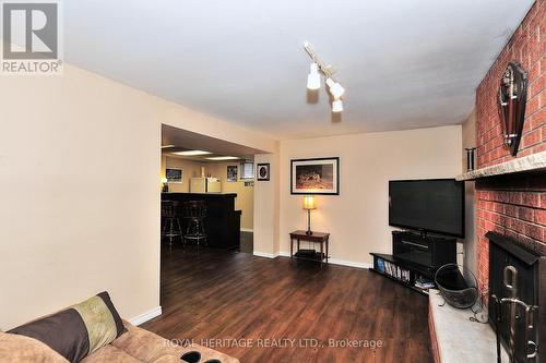 617 Weyburn Sq, Pickering, ON - Indoor With Fireplace