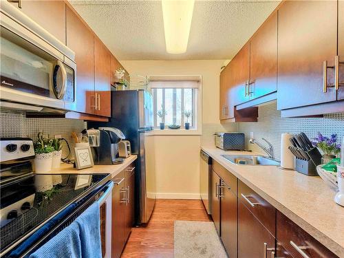 6 138 Regis Drive, Winnipeg, MB - Indoor Photo Showing Kitchen
