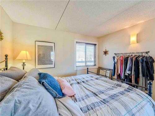 6 138 Regis Drive, Winnipeg, MB - Indoor Photo Showing Bedroom