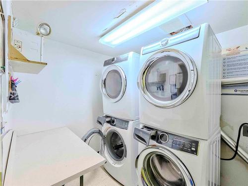 6 138 Regis Drive, Winnipeg, MB - Indoor Photo Showing Laundry Room