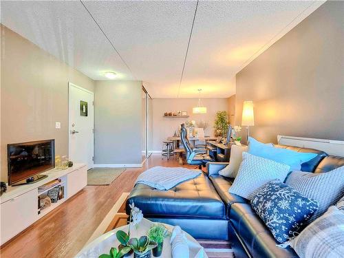 6 138 Regis Drive, Winnipeg, MB - Indoor Photo Showing Living Room
