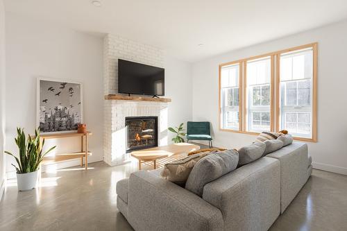 Salon - 2014 Ch. Du Village, Mont-Tremblant, QC - Indoor Photo Showing Living Room With Fireplace