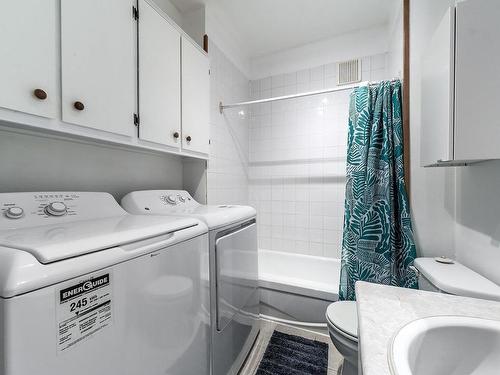 Bathroom - 1219 Rue Atateken, Montréal (Ville-Marie), QC - Indoor Photo Showing Laundry Room
