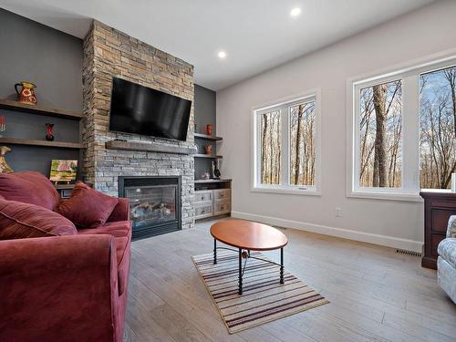 Salon - 260 Ch. Girouard, Rivière-Rouge, QC - Indoor Photo Showing Living Room With Fireplace