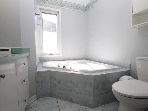 Bathroom - 227 Av. Dorchester, Pointe-Claire, QC - Indoor Photo Showing Bathroom