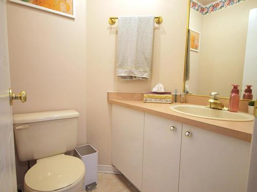 Powder room - 227 Av. Dorchester, Pointe-Claire, QC - Indoor Photo Showing Bathroom