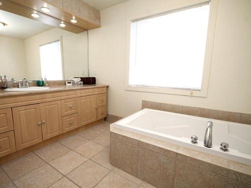 Ensuite bathroom - 227 Av. Dorchester, Pointe-Claire, QC - Indoor Photo Showing Bathroom