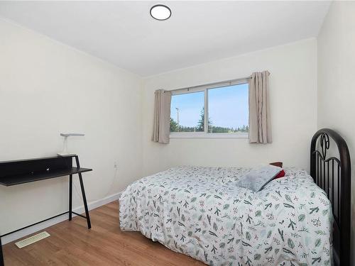 7997 Island Hwy North, Black Creek, BC - Indoor Photo Showing Bedroom